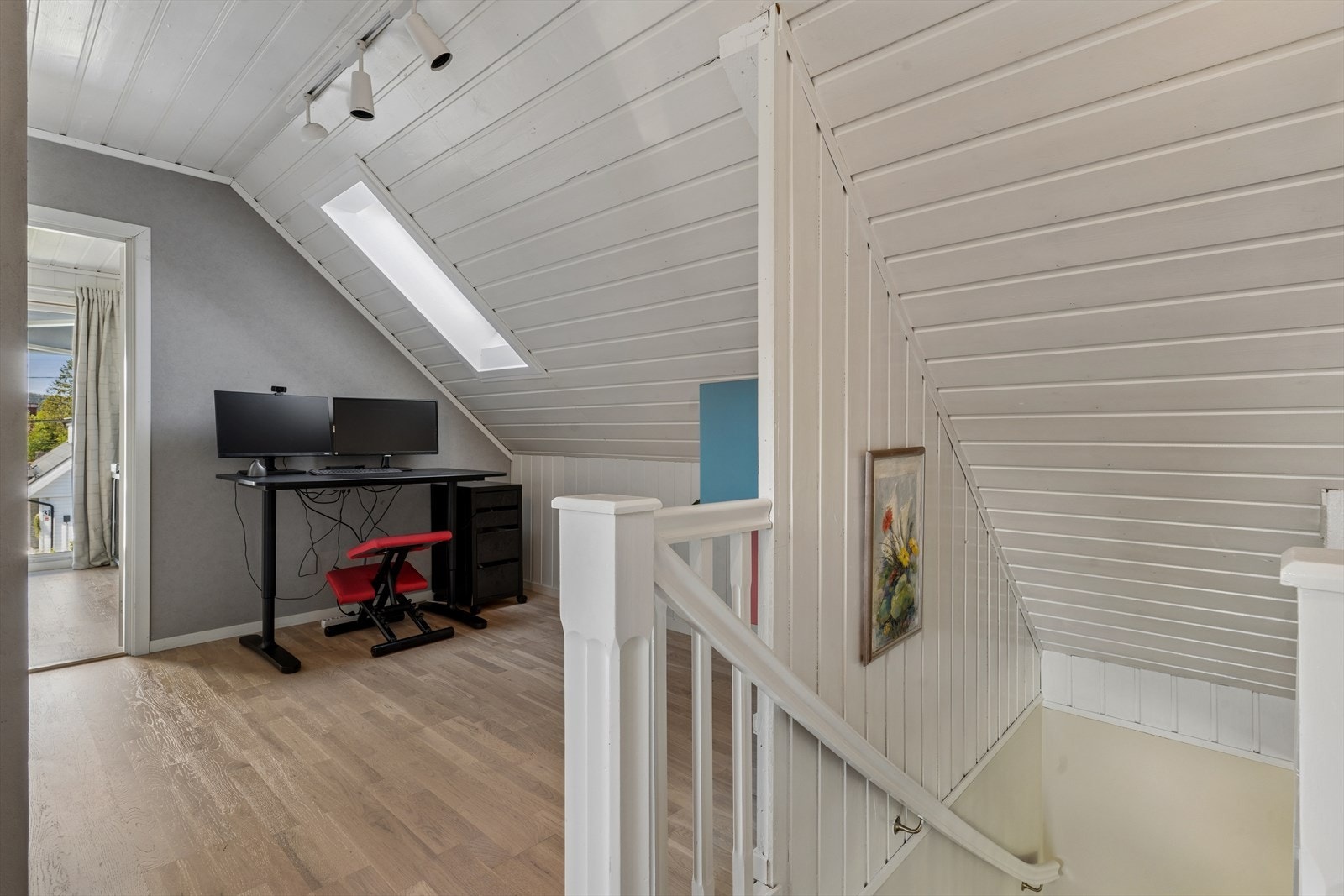 Luftig rom i loftsetasjen med skråtak og takvindu som gir godt lys. Galleribilde