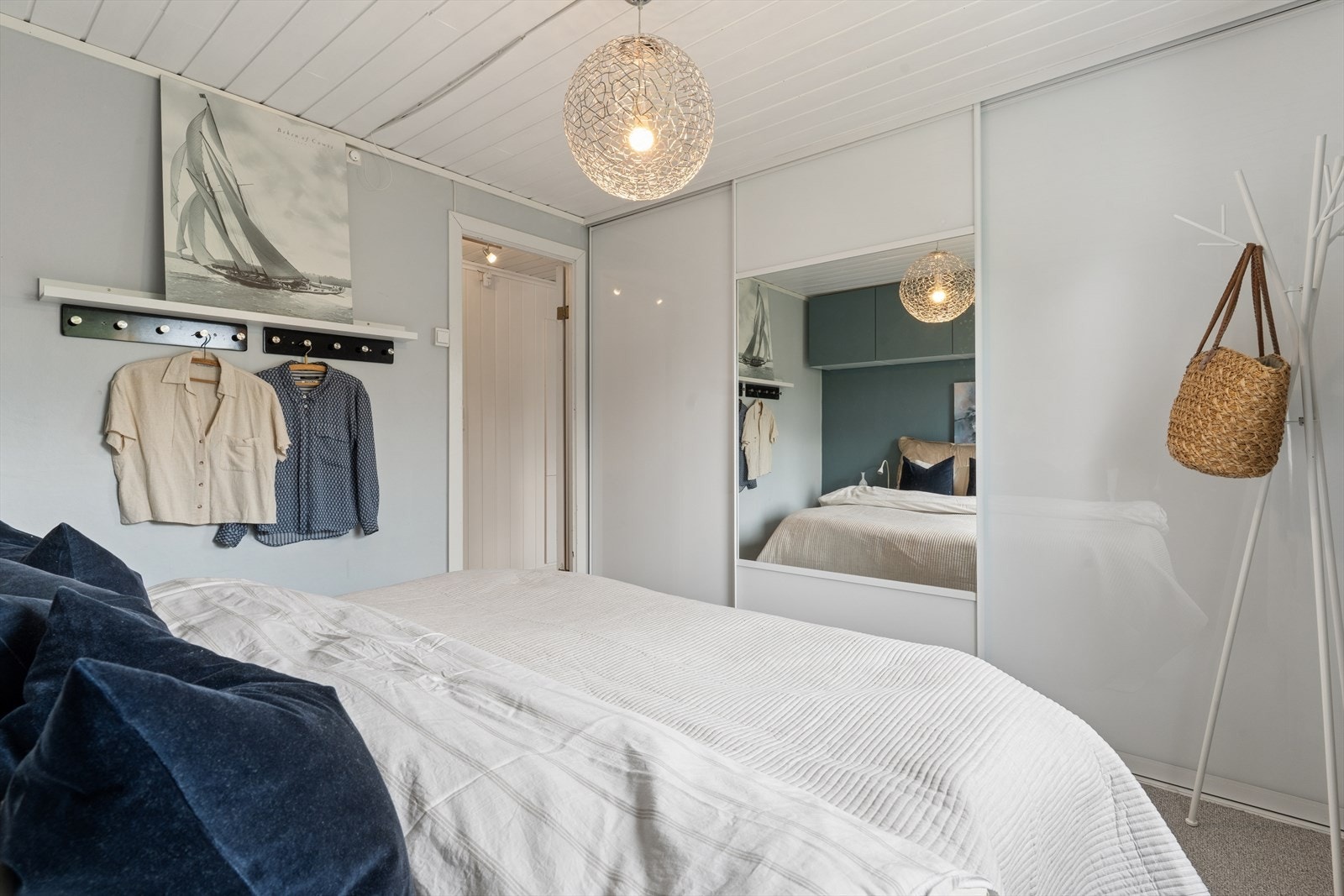 Soverommet har skyvedørsgarderobe og gode oppbevaringsløsninger Galleribilde