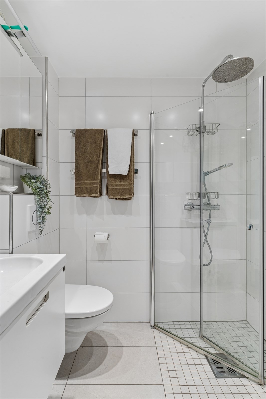 Baderom 1. etg med flislagt gulv med varme. Badet er fra 2019. Galleribilde