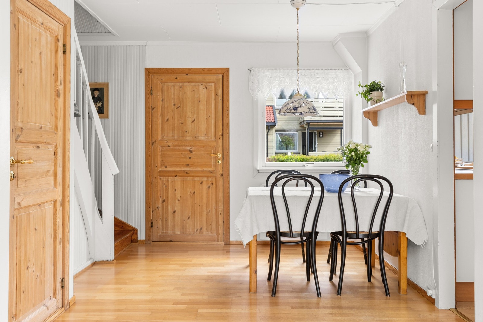 Hyggelig spisesplass i tilknytning til kjøkkenet innbyr til sosialt samvær med familie og venner. Galleribilde