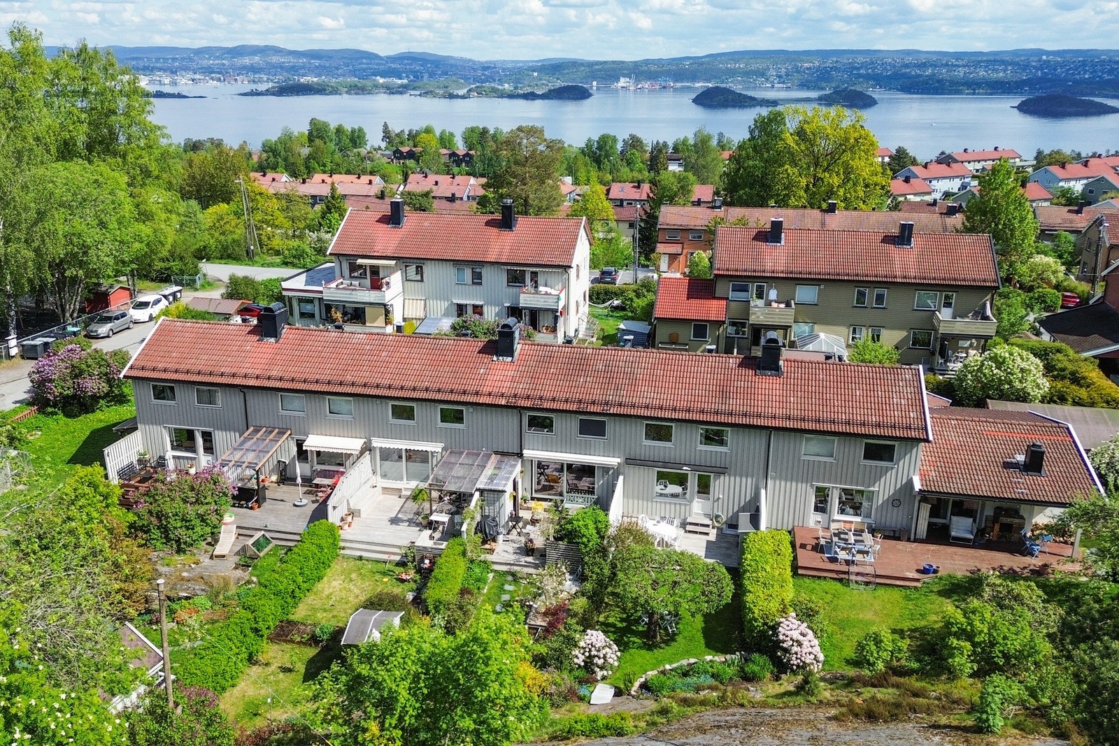Her bor du i rolige og naturskjønne omgivelser med nærhet til marka, sjøen og flotte turmuligheter Galleribilde