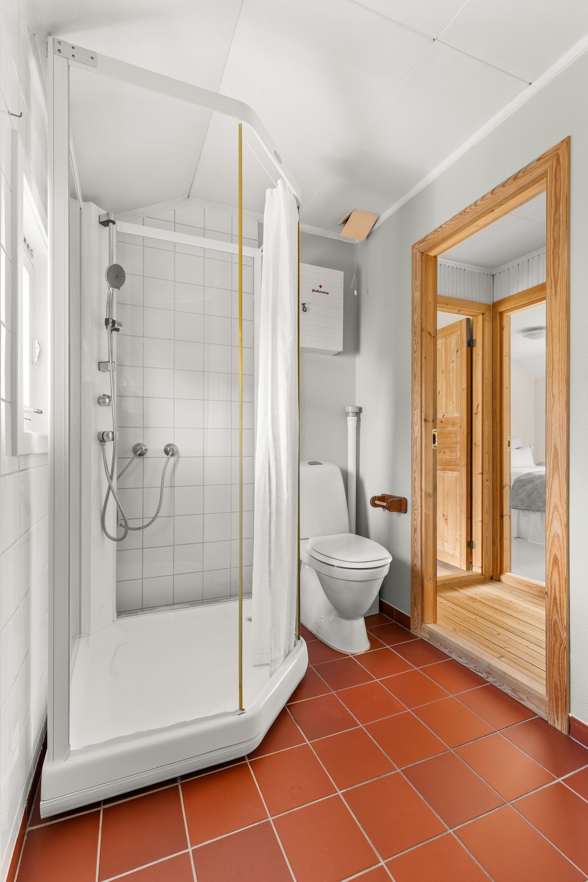 Badet fremstår funksjonelt med dels fliser, dels malte vegger og fliser på gulv med varmekabler samt malte plater i himlingen Galleribilde
