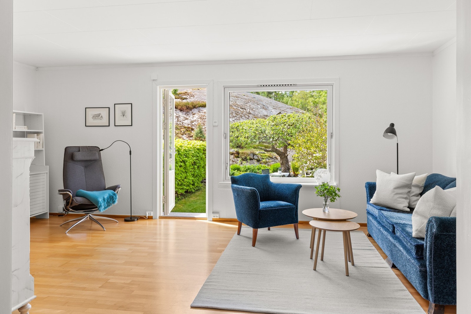 Boligens stue er et lyst og innbydende oppholdsrom med store vindusflater som slipper inn rikelig med dagslys og skaper en behagelig atmosfære gjennom hele dagen. Galleribilde