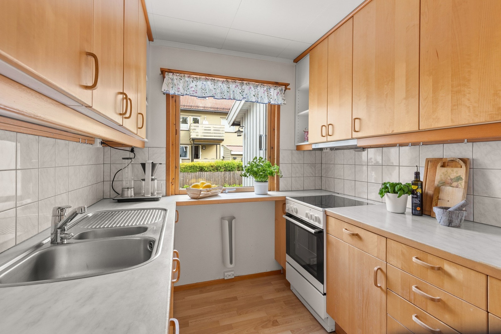 Kjøkkenet med innredning fra IKEA har en praktisk utforming med gode arbeidsflater og rikelig med skapplass. Galleribilde