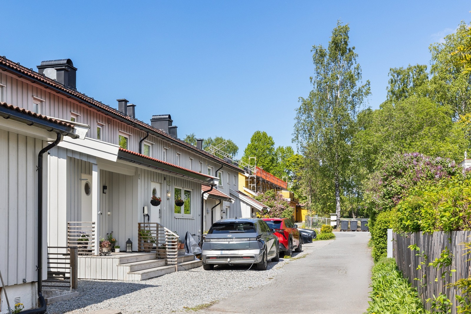 Biloppstillingsplass for bil rett utenfor døren. Galleribilde