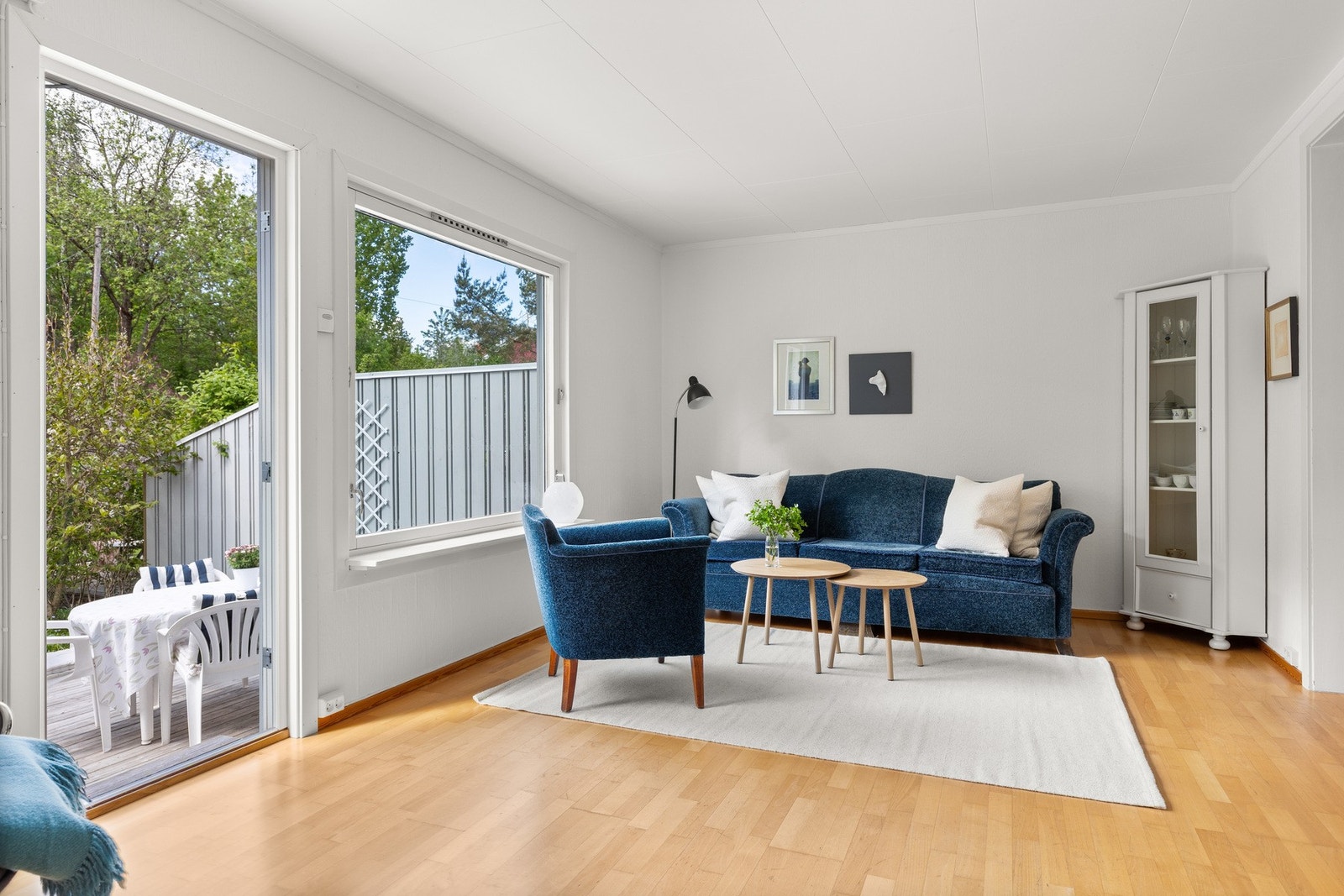 Fra stuen er det direkte utgang til en solrik sørvestvendt terrasse og den flotte hagen. Galleribilde