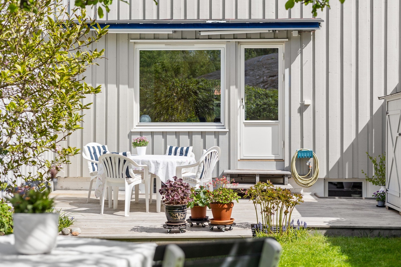 Her kan man nyte rolige morgener, lange sommerdager og hyggelige kvelder i fredelige omgivelser uten innsyn fra naboer. Galleribilde