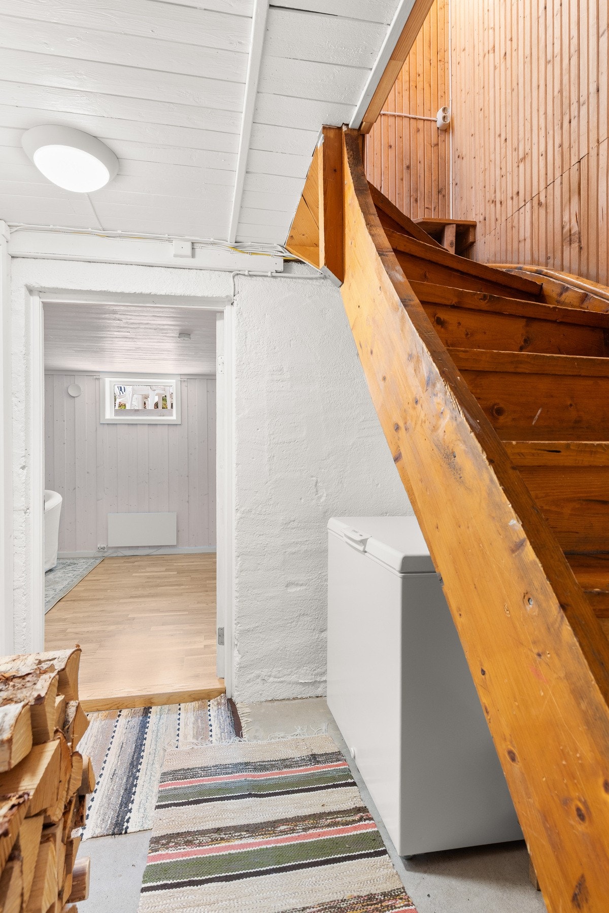Trapperom med oppbevaringsplass under trappen. Galleribilde