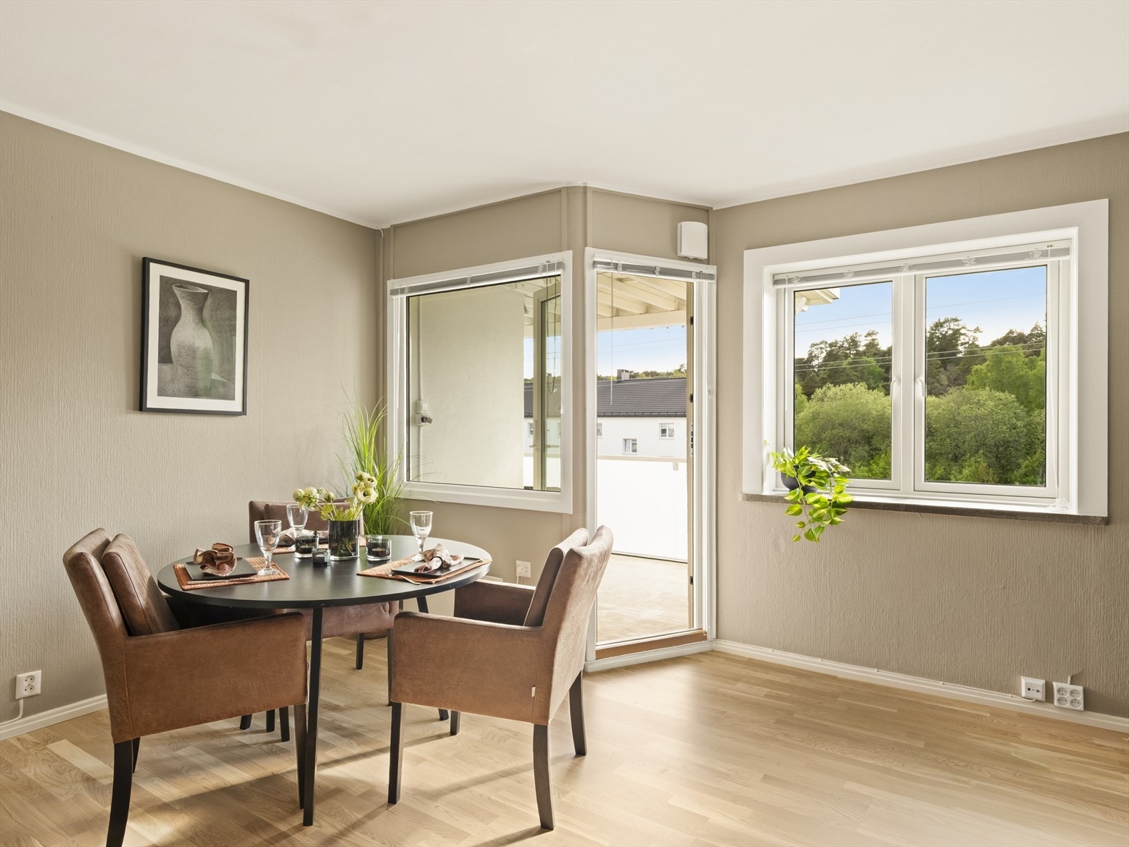Fra stuen er det utgang til en sydvestvendt balkong. Vinduer og balkongdør er fra 2018. Galleribilde