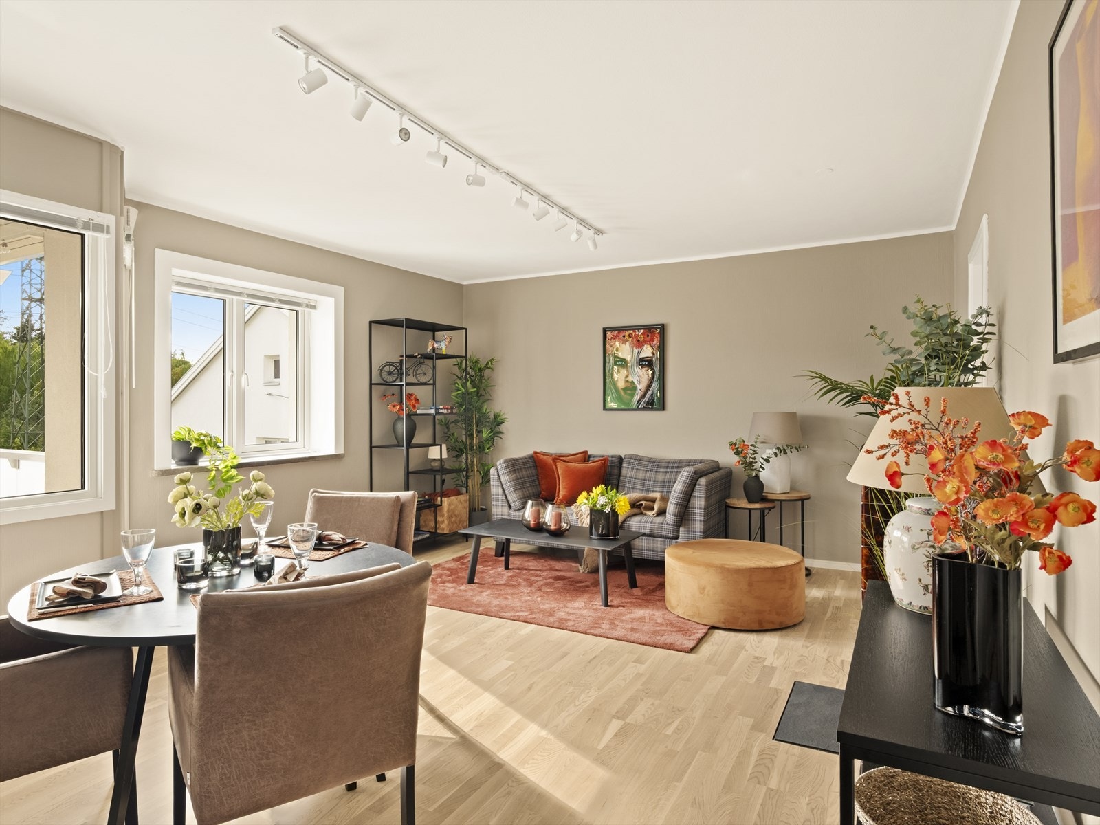 Stuen har en fleksibel planløsning med god plass til både sofagruppe og spisebord. Galleribilde
