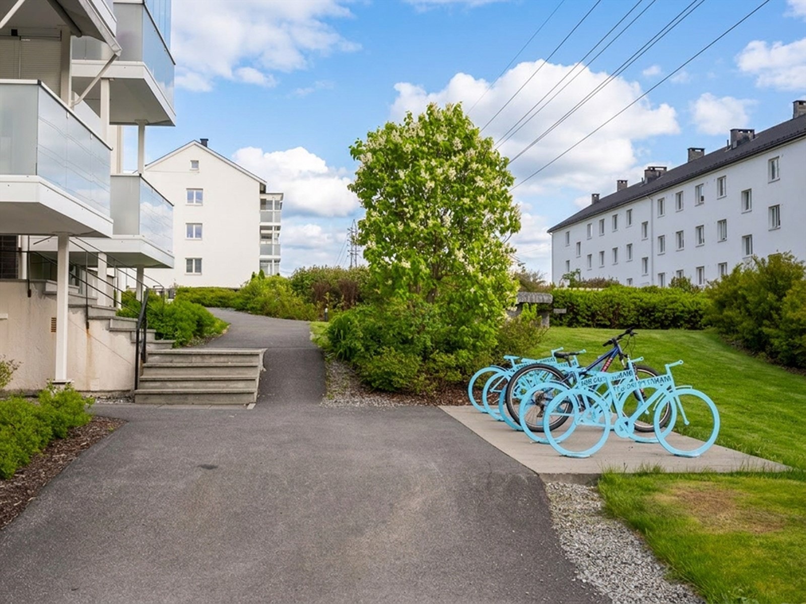 Borettslaget har felles sykkelrom og tilrettelagt for sykkelparkering ute. Galleribilde