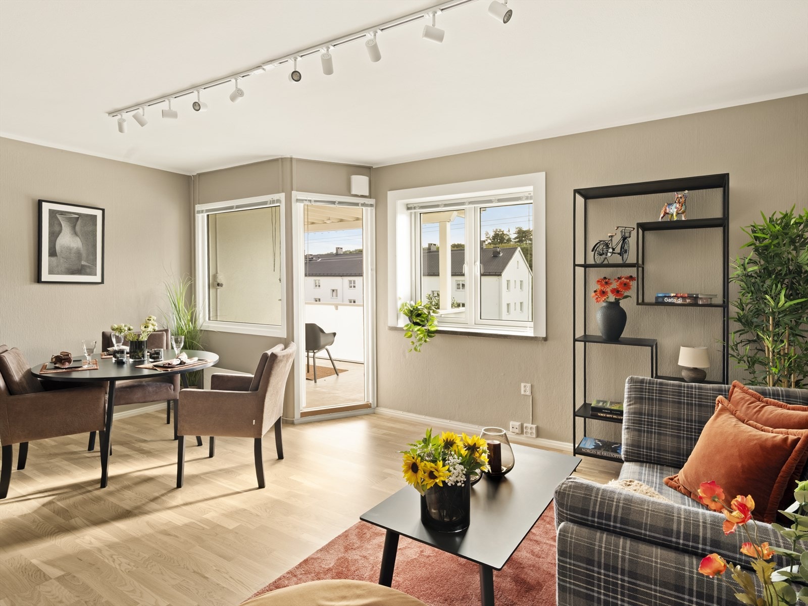 Stuen fremstår lys og romslig. Galleribilde