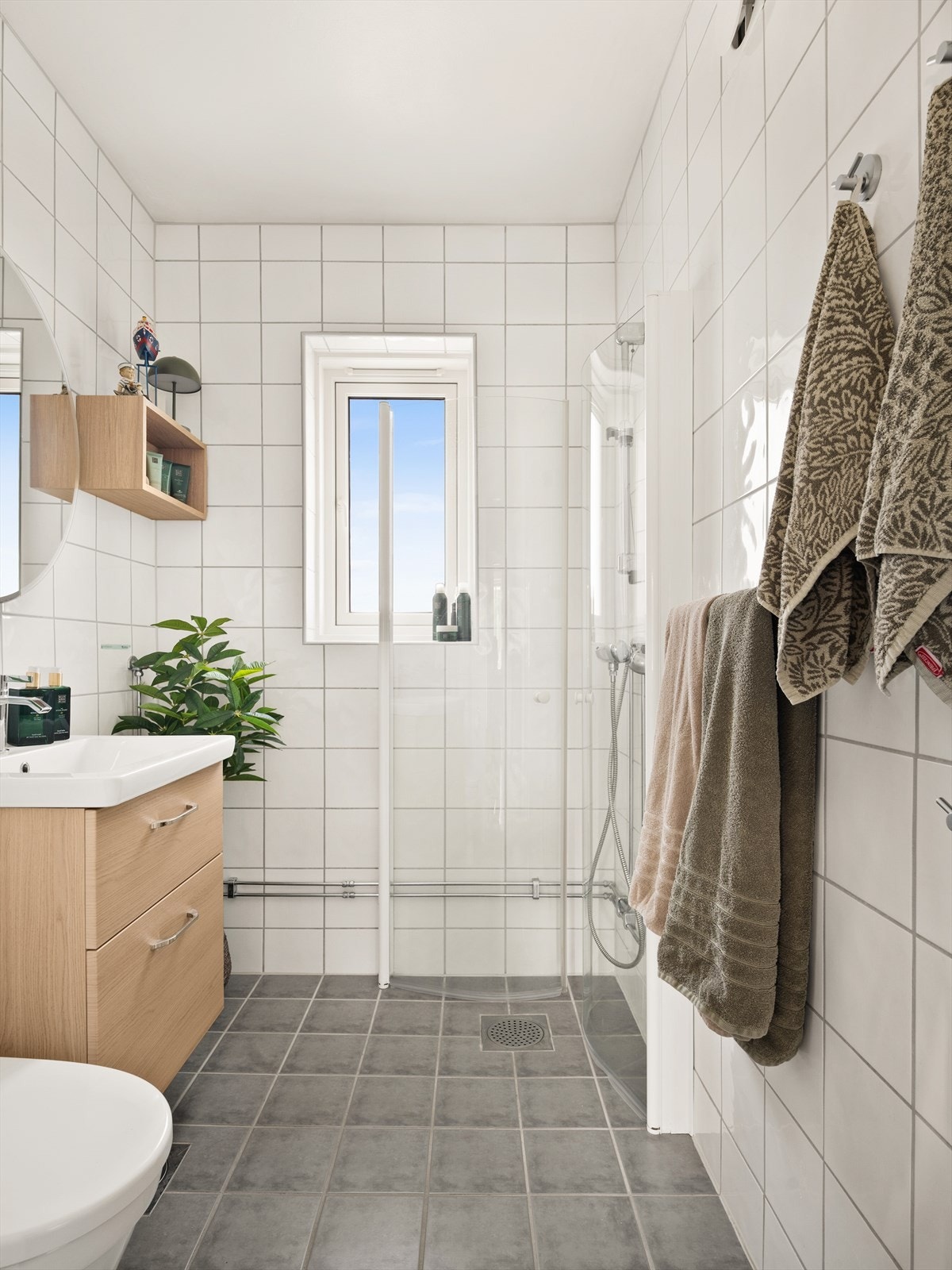 Badet fremstår som romslig og lyst. Galleribilde