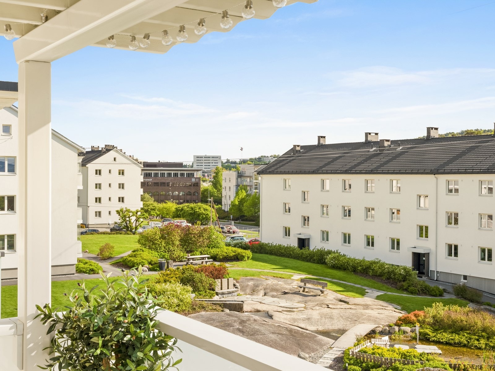 Fra leiligheten i 3. etasje ser du ut over de rolige og barnevennlige fellesområdene. Galleribilde