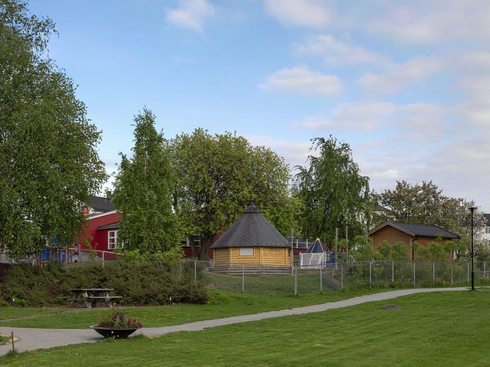 Det er gangavstand til flere skoler og barnehager, som f eks Manglerud barnehage. Galleribilde
