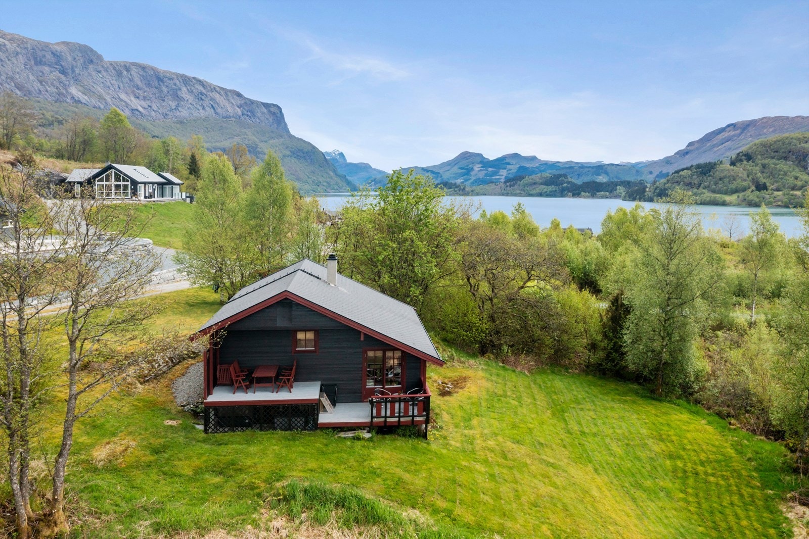 Fritidsbustaden ligg fint til i terrenget på ei sørvendt, hellande tomt. Galleribilde