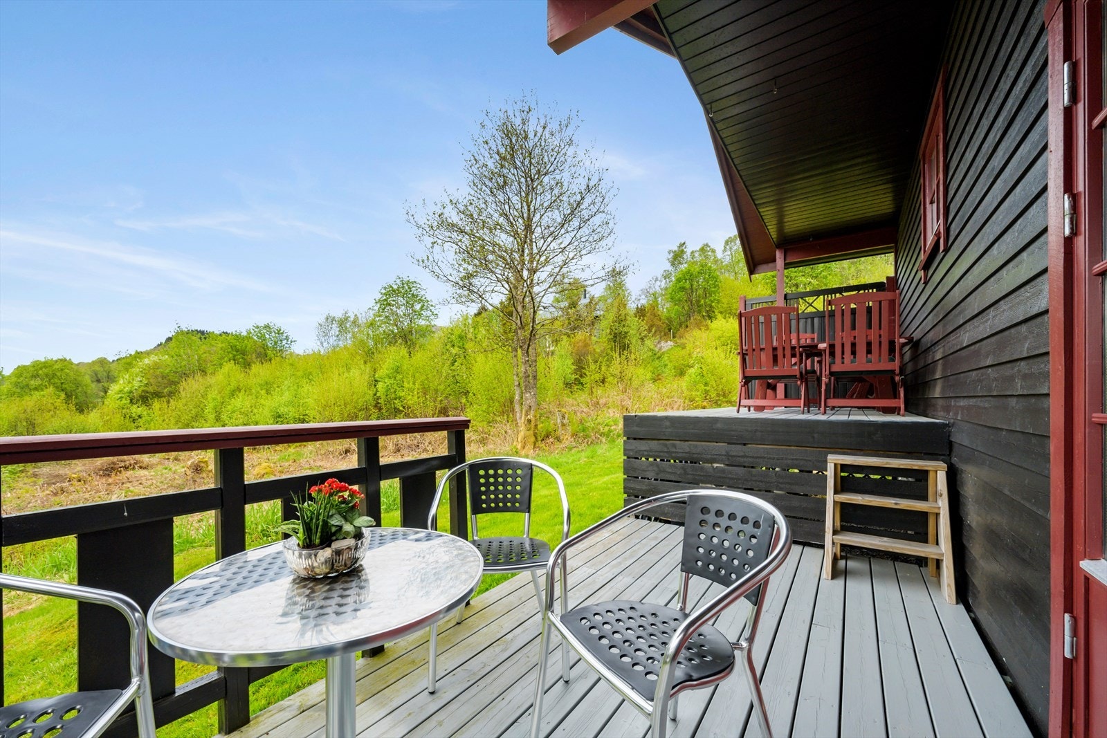 Terrassen er fordelt på to nivå med ei høgdeforskjell på om lag 90 cm. Galleribilde
