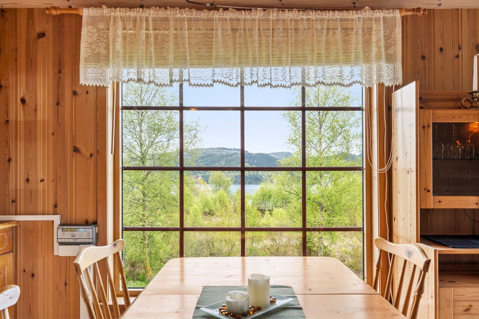 Utsikt mot fjorden frå spiseplassen. Galleribilde