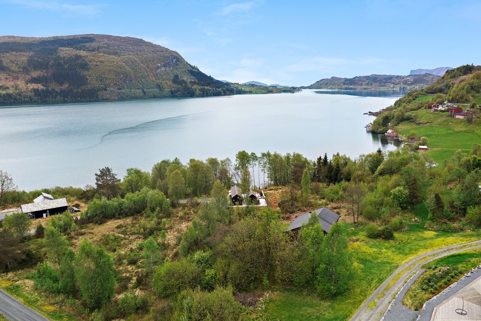 Landleg og kystnær plassering, med nærleik til fjord og fjell. Galleribilde