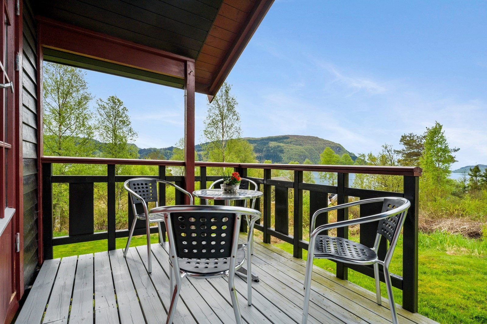 Den vestvende terrassen er delvis overbygd og gir ly for vêr og vind. Galleribilde