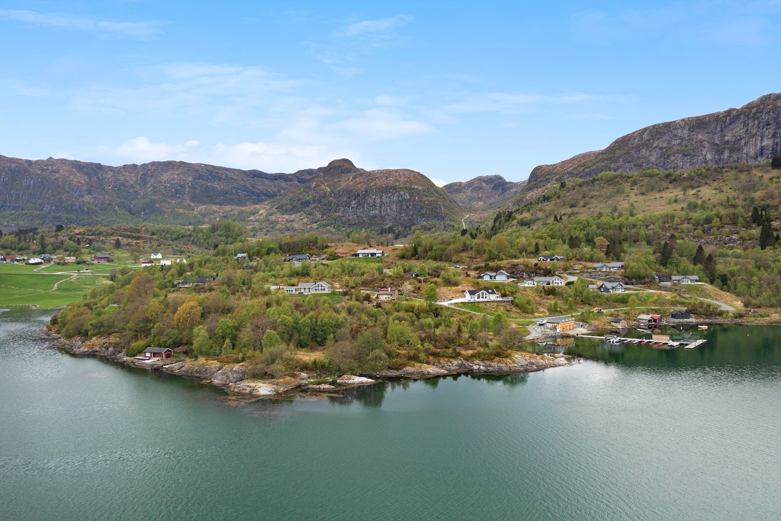 Området byr på fine turmoglegheiter både langs sjøen og i fjellet. Galleribilde