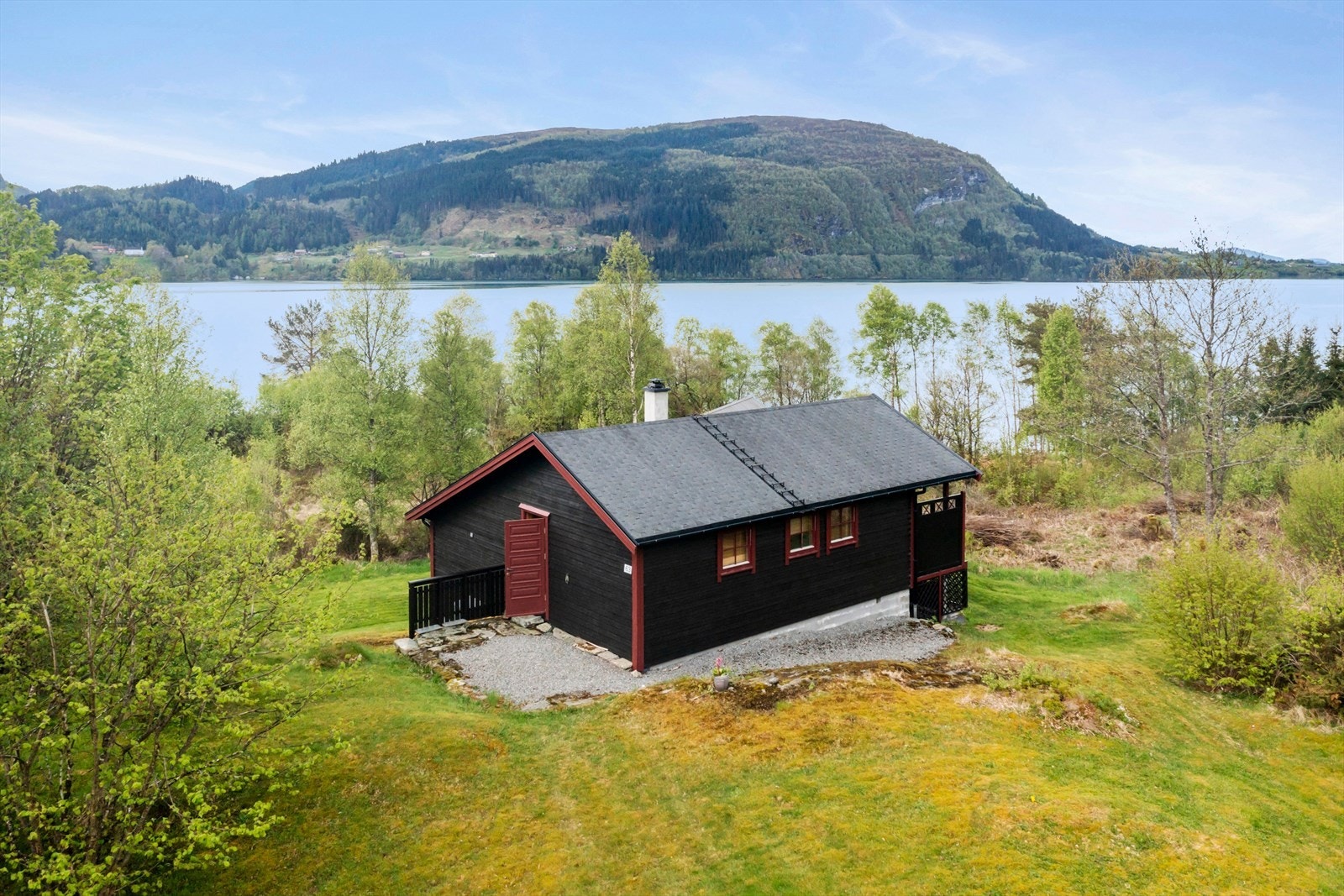 Fritidsbustad frå 2005, fundamentert på fjell. Eigedomen har eit 12-volts solcelleanlegg og oppvarming med vedfyring. Galleribilde