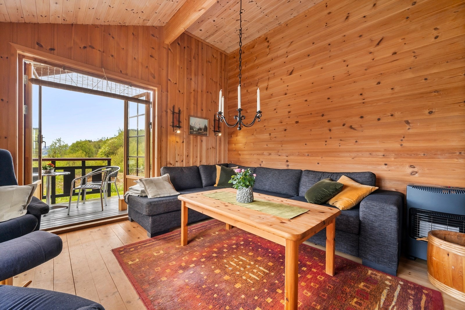 Frå stova er det direkte utgang til den overbygde terrassen via ei tofløya terrassedør. Galleribilde