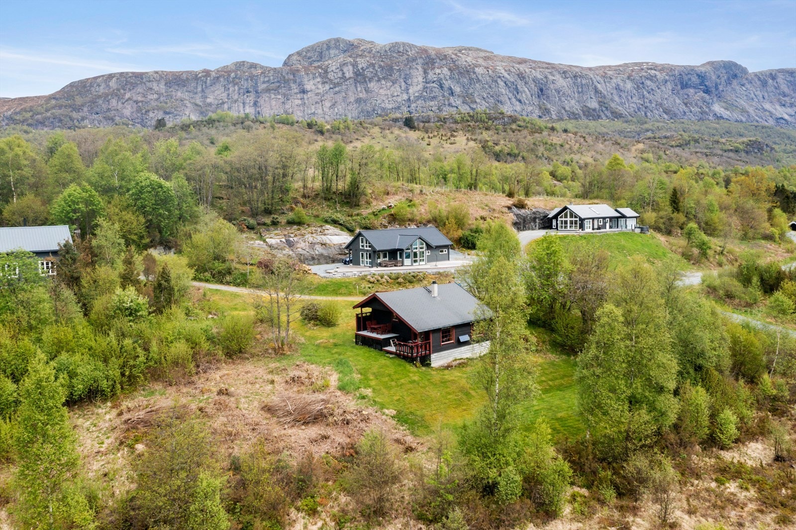 Eigedomen ligg i eit etablert hyttefelt med spreidd busetnad. Galleribilde