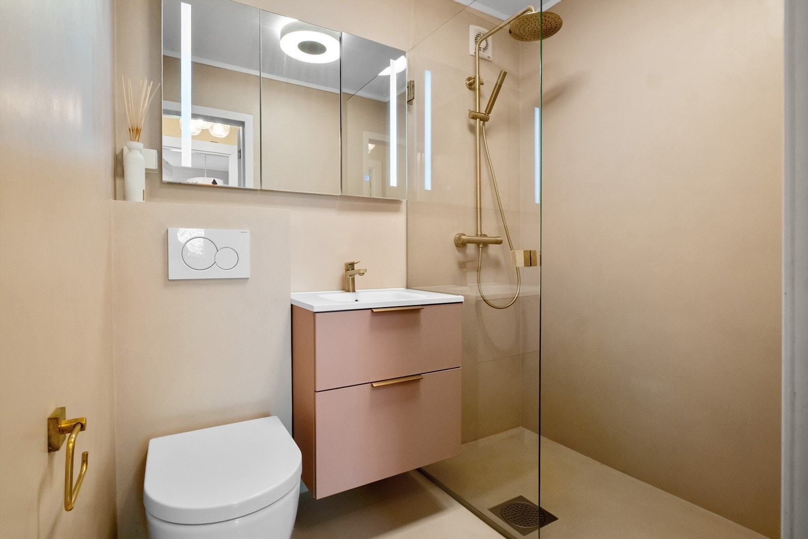 Pent bad med hovedkonstruksjoner fra byggeår og oppgraderte overflater med mikrosement på vegger og gulv, som gir badet et moderne og helhetlig uttrykk Galleribilde