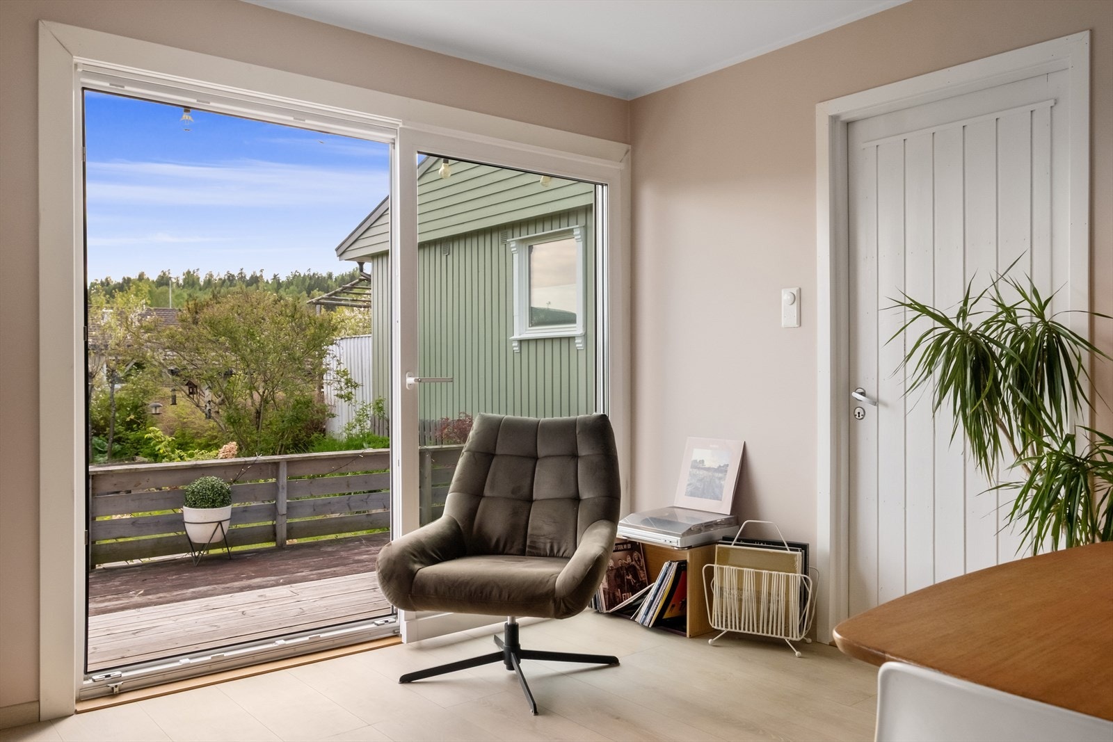 Fra stuen er det utgang til boligens store terrasse og hage med gode solforhold, som på sommerstid fungerer som en naturlig forlengelse av oppholdsrommet Galleribilde