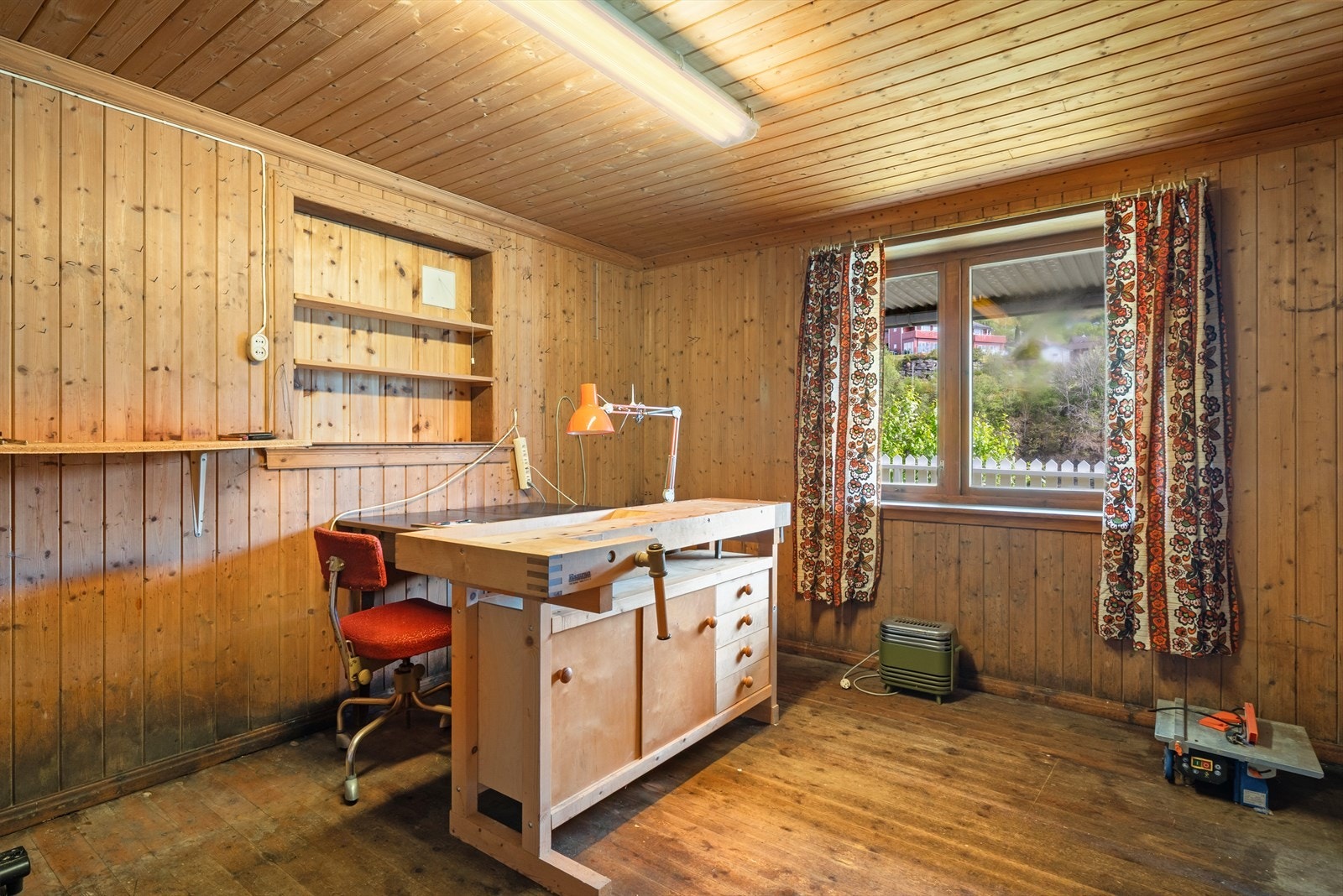 I kjeller finnes et verksted på 12,6 m² som gir gode muligheter for hobby og praktisk arbeid. Galleribilde