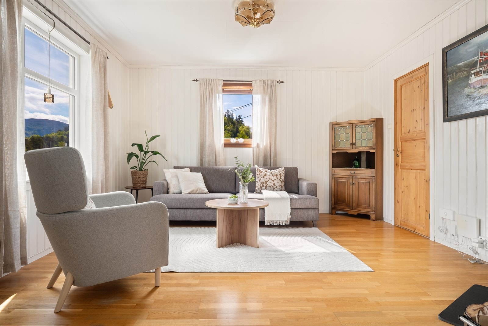 Boligen har en praktisk planløsning med gode oppholdsrom, tre soverom, 2 toalettrom, 1 bad og rikelig med lagringsplass. Galleribilde