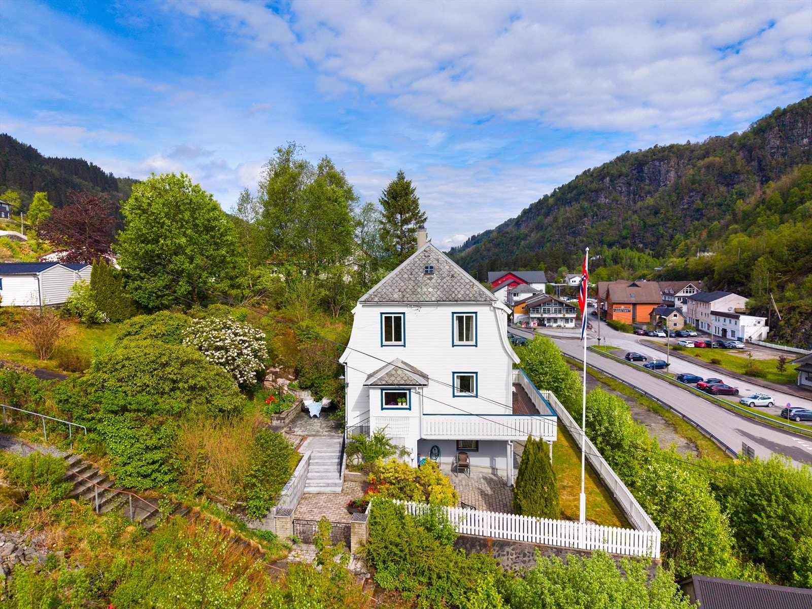Lonaneset 19 har en svært sentral beliggenhet i Lonevåg sentrum, hvor man finner det meste av hverdagslige servicetilbud. Galleribilde
