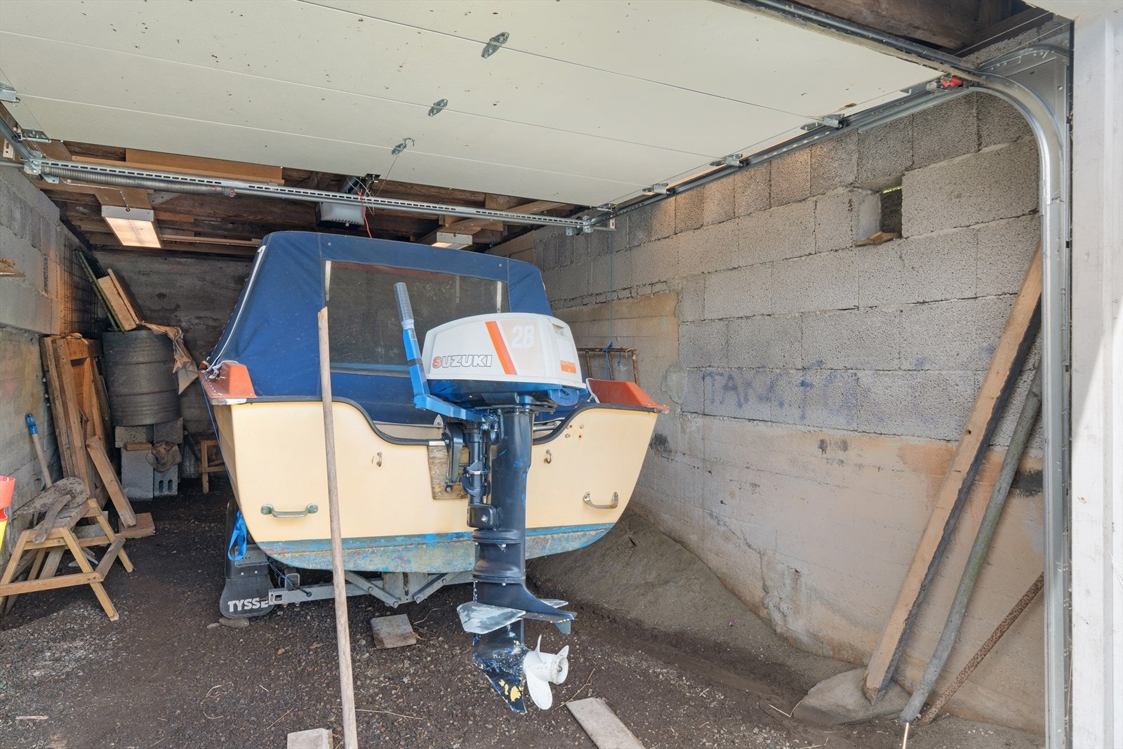Den ene garasjen har vært brukt som båtgarasje. Galleribilde