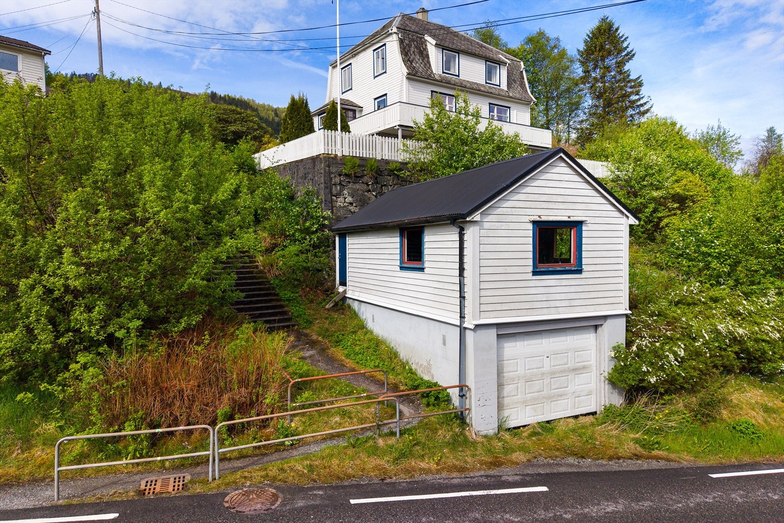 Det er både en garasje på oppsiden av huset, og et på nedsiden. Galleribilde