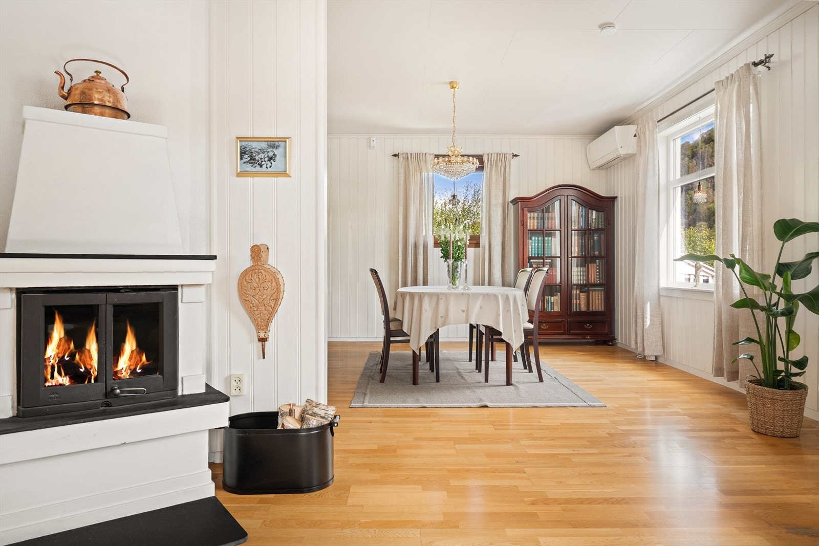 De store vindusflatene slipper inn rikelig med dagslys og skaper en innbydende romfølelse. Galleribilde