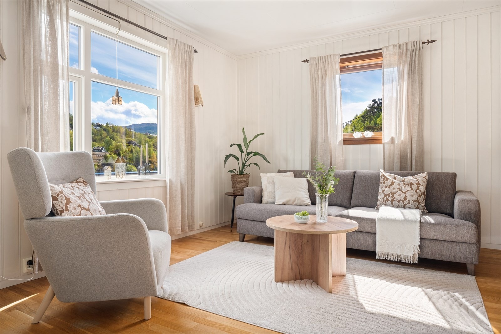 Stuen har et areal på 33,3 m² og fremstår som et romslig oppholdsrom med gode innredningsmuligheter for både sofagruppe og spiseplass. Galleribilde
