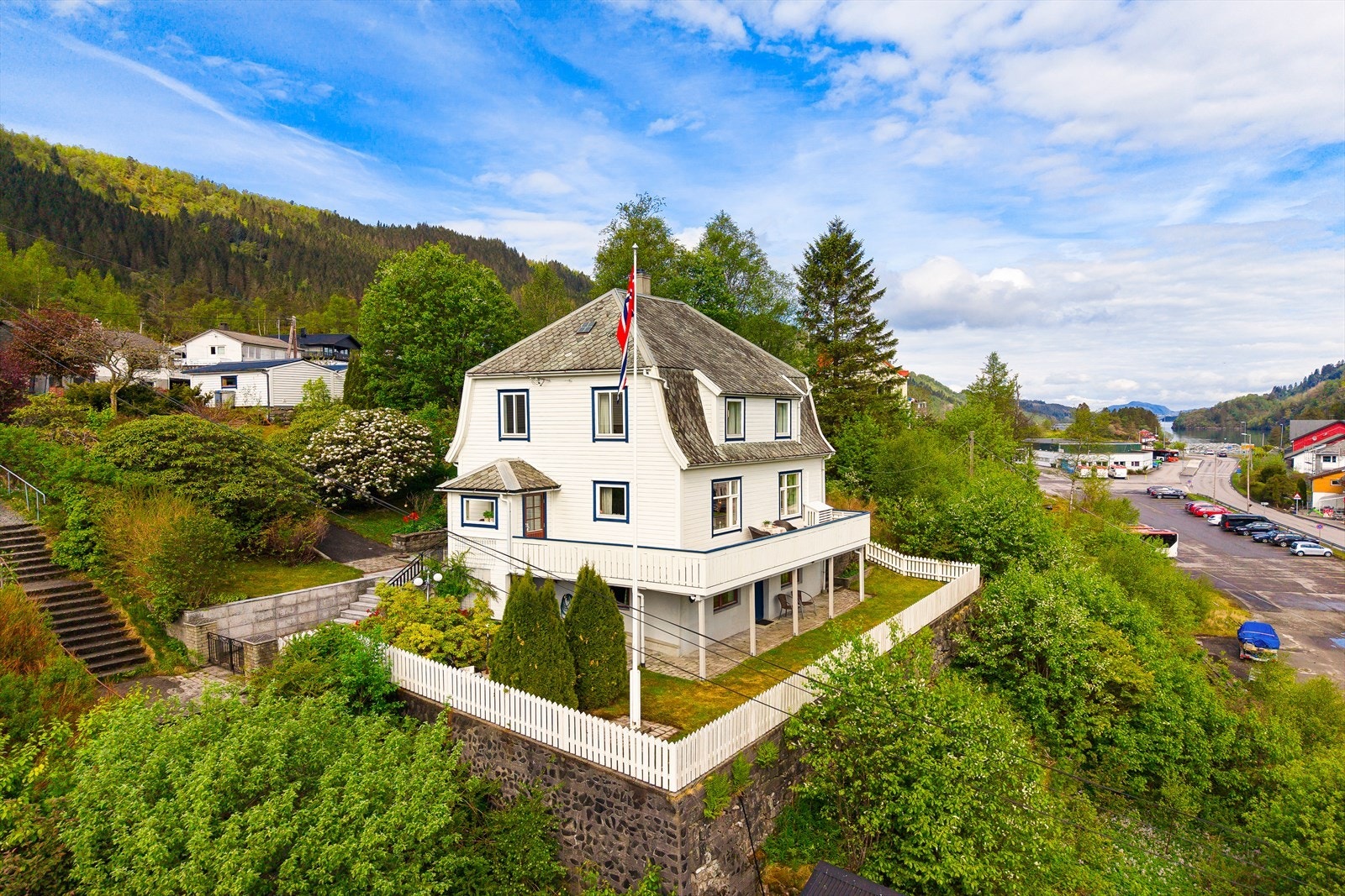 Aktiv Eiendomsmegling v/ Nika Nasibi har gleden av å presentere Lonaneset 19. Foto: Veim Media. Galleribilde