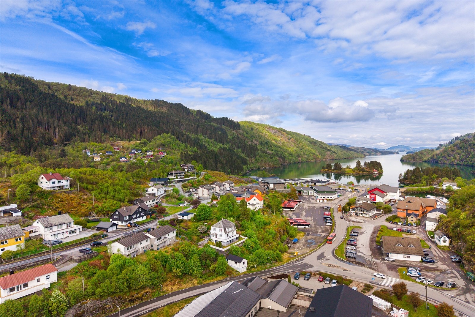 Kort gangavstand til busstopp med direktebuss til Bergen busstasjon, via Åsane. Galleribilde