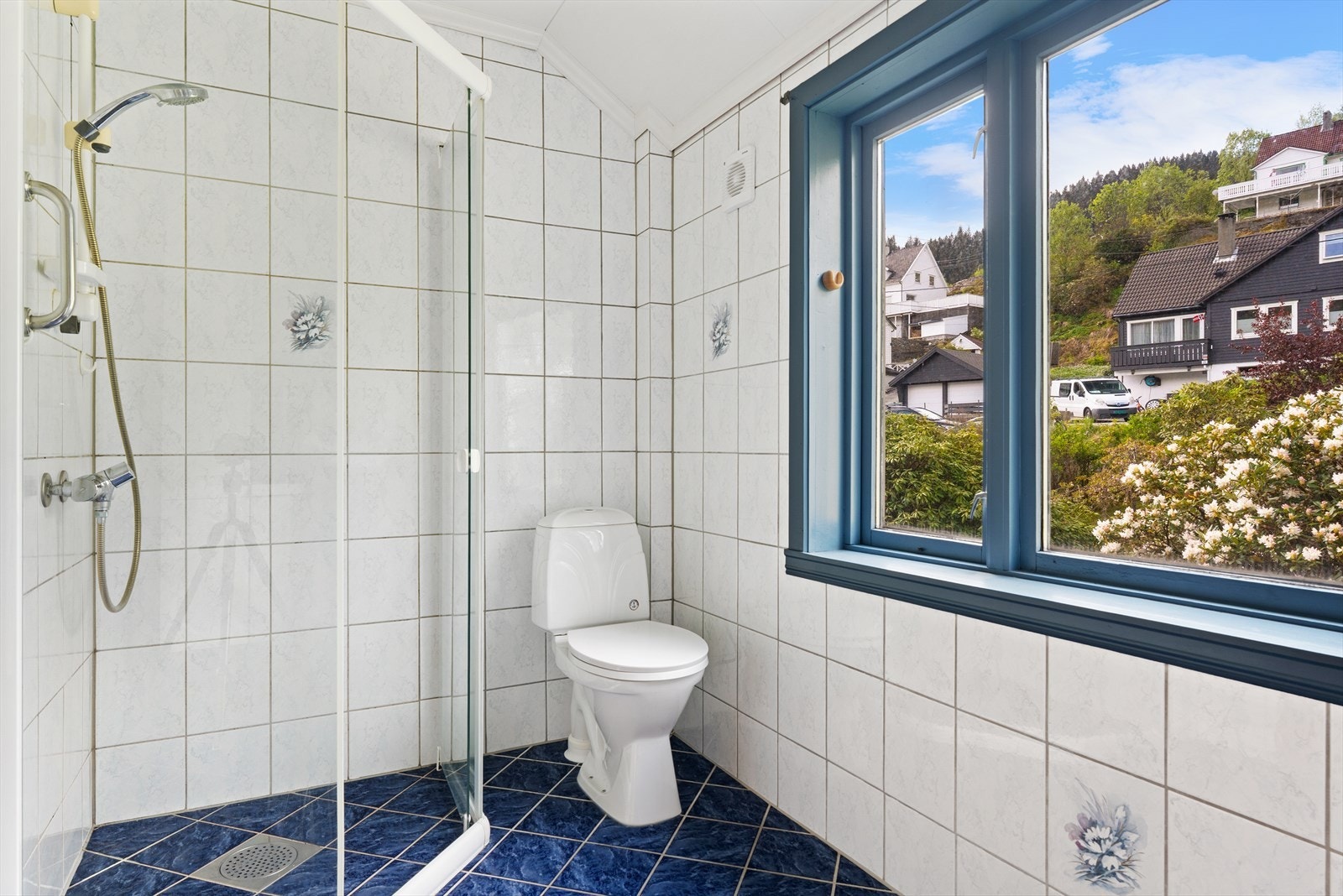 Badet er på 5,2 m². Det har fliser på gulv og vegger, og er utstyrt med varmekabler i gulv. Galleribilde