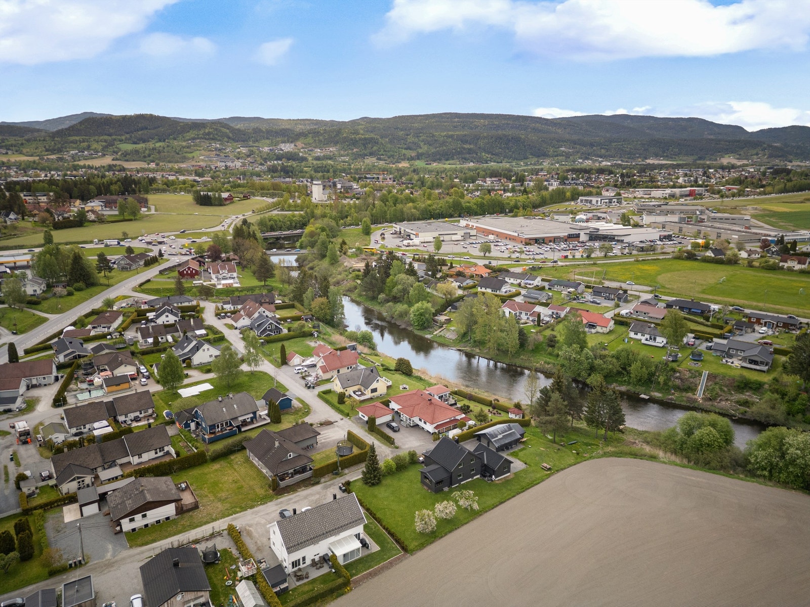 Kort vei til Hokksund sentrum med de fleste servicetilbud og jernbanestasjon Galleribilde