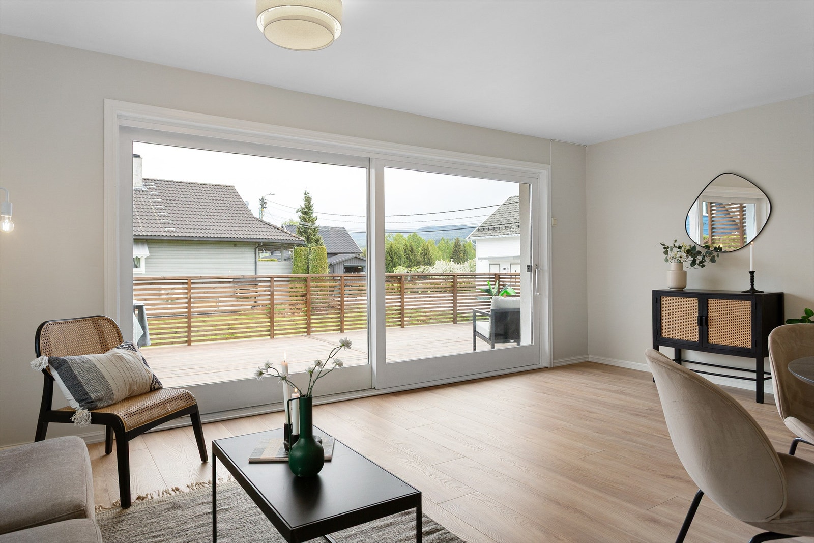 Stue med store vindusflater som gir godt med lysinnslipp Galleribilde