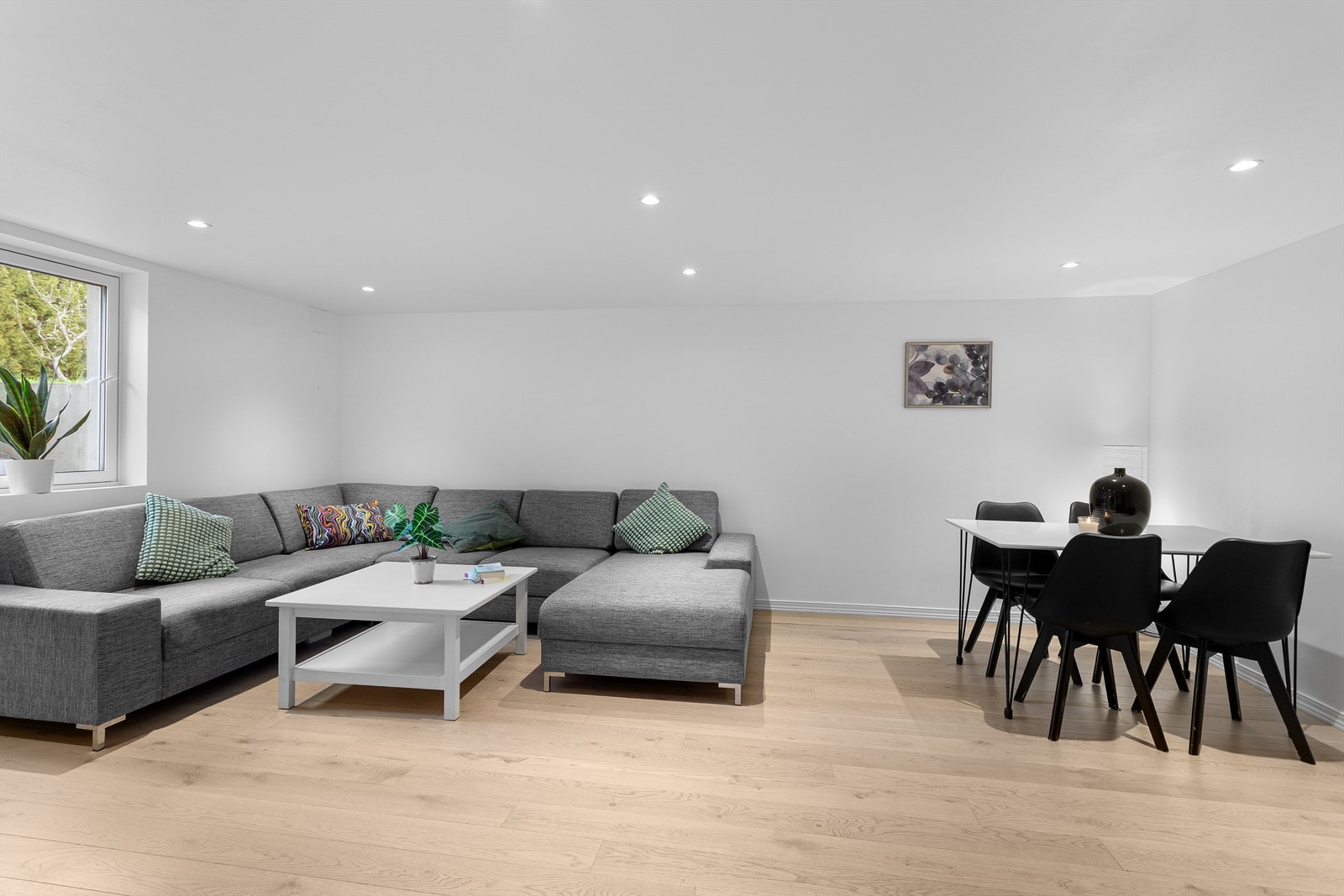 Plass til sofa og spisebord Galleribilde