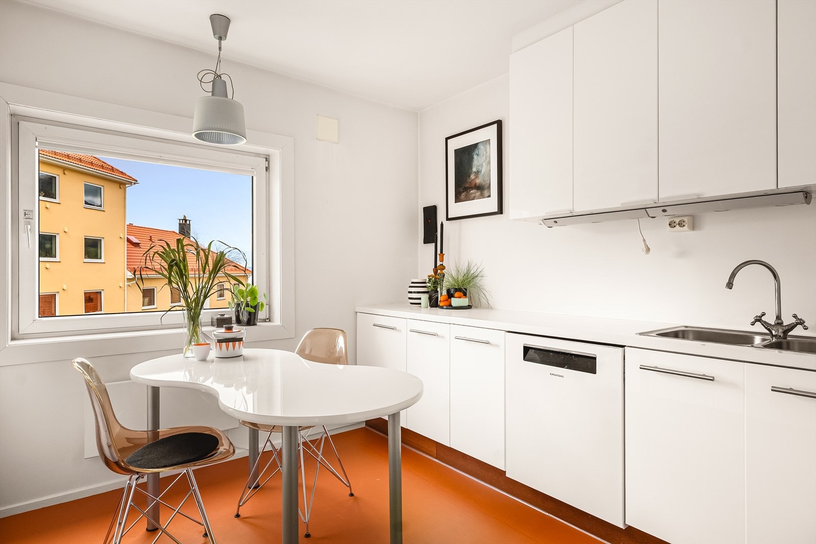 Det er godt med skap- og benkeplass med innredning på begge sider, og plass til et spisebord ved vinduet. Galleribilde