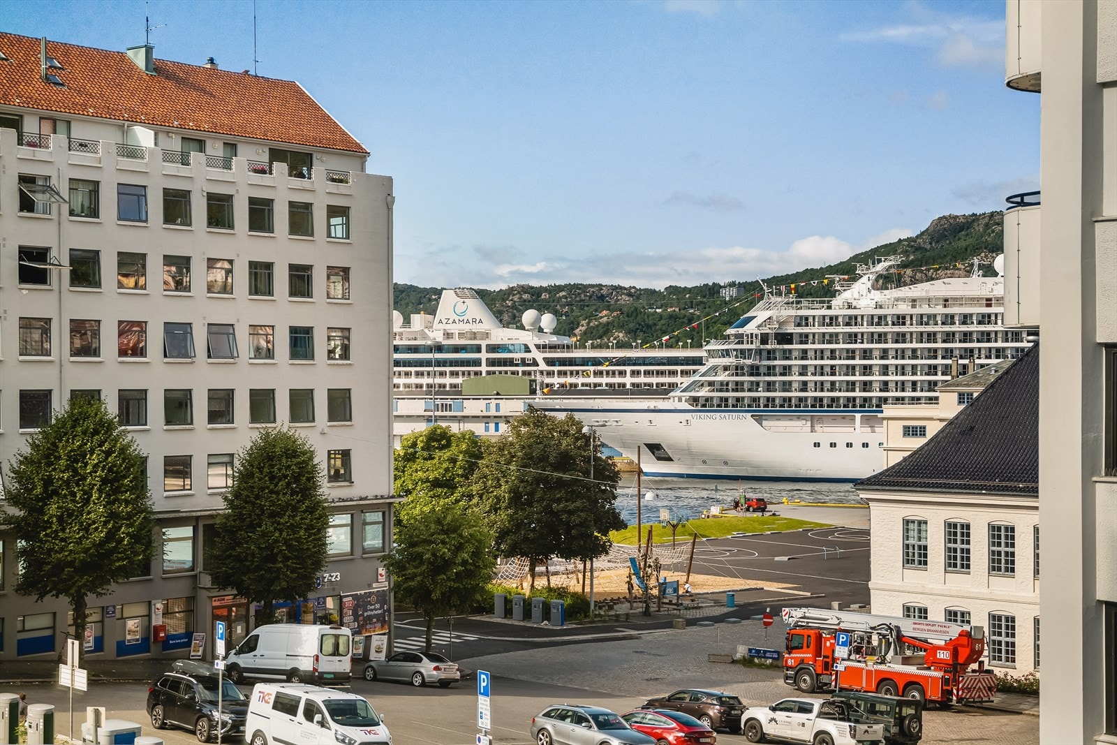 Synet av cruiseskip, Hurtigruten, småbåter og hurtigbåter som seiler inn og ut av Bergen en del av det hverdagslige liv på Nordnes. Galleribilde