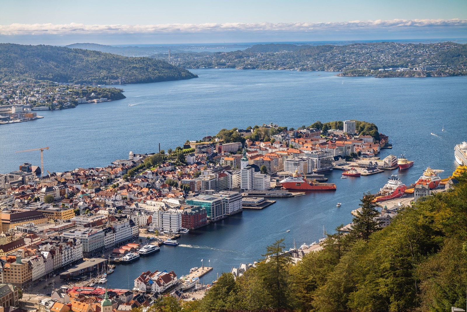 Nordnes er ett av Bergens aller beste strøk. Her har du nærhet til sentrum, sjarmerende gater og frisk sjøluft. Galleribilde