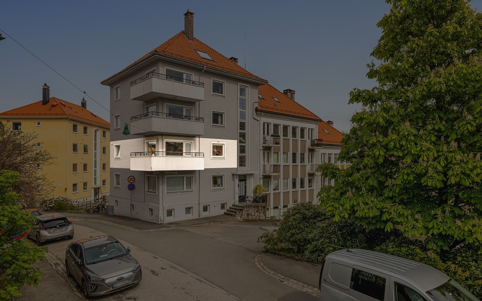 Leiligheten har en fin intern beliggenhet, og seksjonen består av hele 2.etasje. Galleribilde