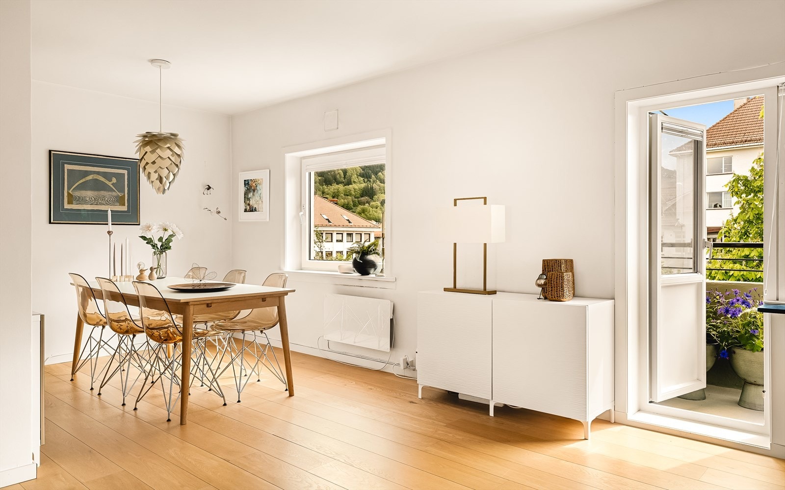 Det er god plass til å innrede med en god sofakrok, samt et stort spisebord med plass til hele familien eller vennegjengen. Galleribilde