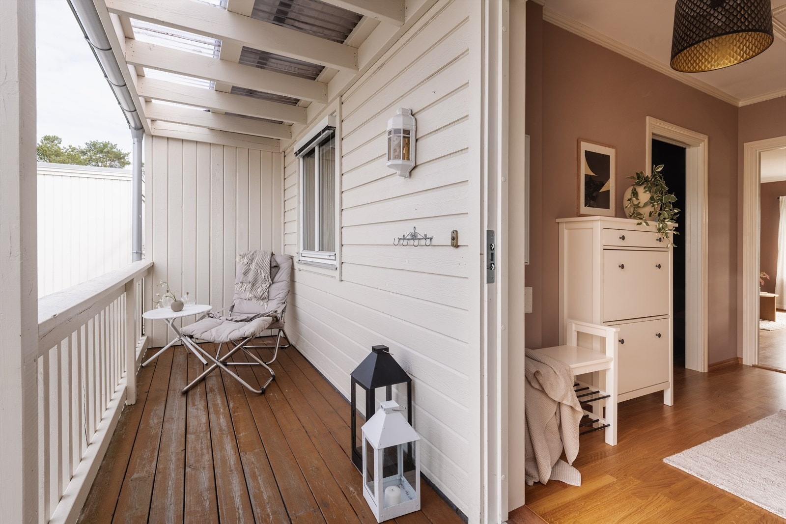 Ved inngangen er det en terrasse på 10 m² med overbygg, perfekt for uteliv også når det regner eller snør. Galleribilde