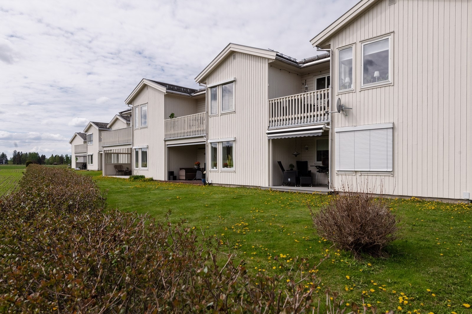 Grønbakken 21E er en sjarmerende 2-roms leilighet med 20 m² uteområder, idyllisk beliggende i rolige omgivelser. Galleribilde